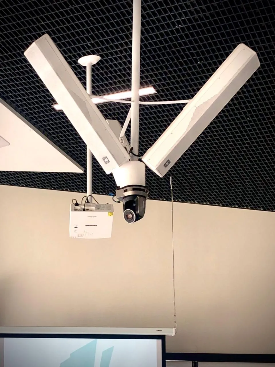 Техническое оснащение переговорной комнаты Техническое оснащение переговорной комнаты