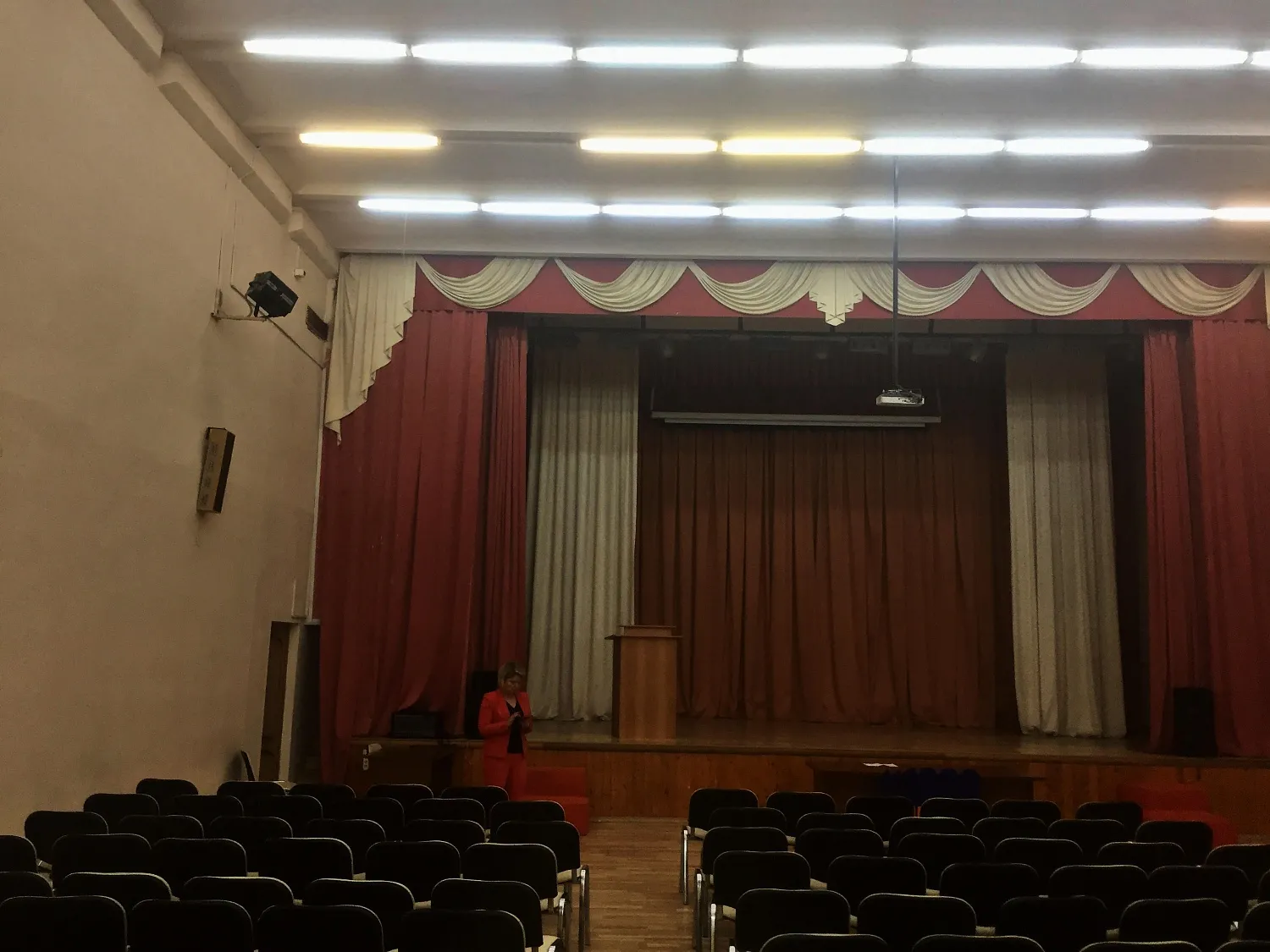 Оснащение актового зала школы интерактивным оборудованием